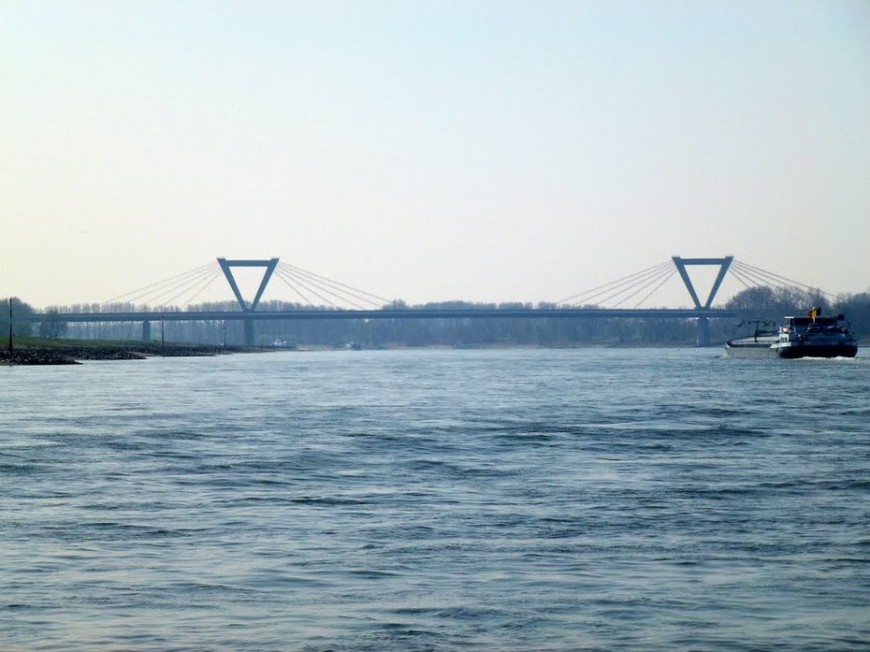 Fotografie der fertiggestellten Rheinbrücke